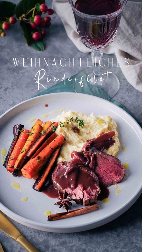 Weihnachtliches Rinderfilet | La Cuisine de Géraldine Christmas Lunch Ideas Meals, Christmas Beef Tenderloin, Christmas Lunch Ideas, Christmas Beef, Whole Beef Tenderloin, Beef Tenderloin Roast, Homemade Garlic Butter, Holiday Roasts, Christmas Dinner Menu