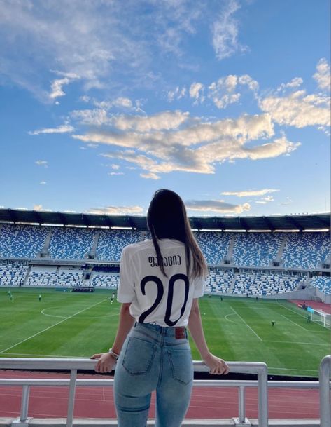 Football With Girlfriend, Wag Football Wife, Football Stadium Outfit, Wags Football Girlfriends, Football Wife Aesthetic, Soccer Wife Life Aesthetic, Football Wife Outfit, Football Girlfriend Aesthetic, Football Wag Aesthetic