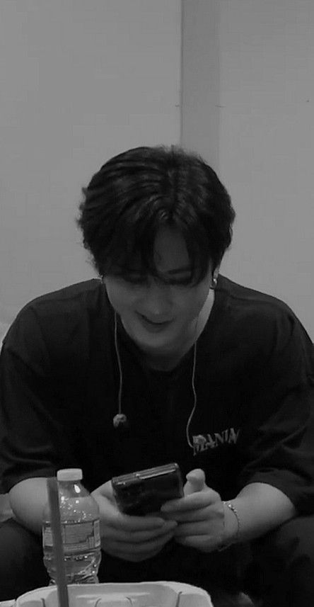 Changbin Wallpaper Dark, Seo Changbin, Chris Chan, Dark Wallpaper, Black Wallpaper, K Pop, Stray Kids, Wallpapers, Quick Saves