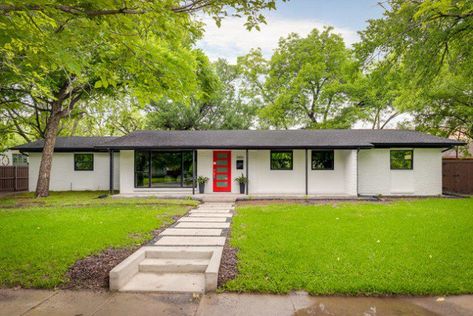 18 Spectacular Mid Century Modern Exterior Designs That Will Bring You Back To The 50s Brick Ranch Exterior, Painted Brick Ranch, Brick Ranch Houses, Mid Century Modern Ranch, Ranch House Remodel, Mid Century Modern Exterior, Mid Century Ranch, Ranch Exterior, Brick Ranch