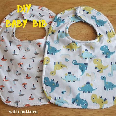 DIY large towel backed baby bib - with pattern Diy Baby Bibs Pattern, Baby Bibs Patterns Free, Diy Bibs, Diy Baby Bibs, Knitting Things, Large Knitting, Baby Bibs Patterns, Keeping It Real, Knitting Baby