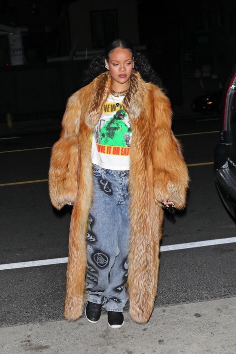 Rihanna 2023 Style, Rihanna Outfits 2023, Rihanna Outfits Street Styles, Rihanna 2023, Venus Aries, Rhianna Style, Fenty Clothing, Fur Jacket Outfit, York Outfits