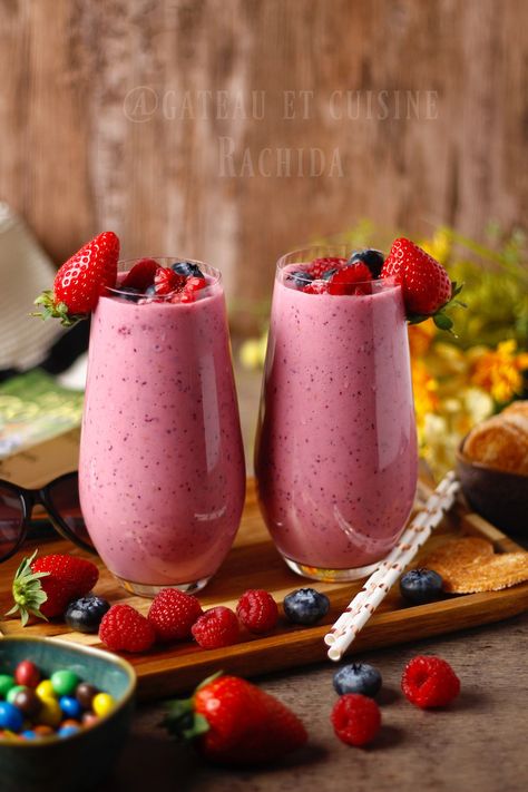 Smoothie onctueux aux fruits rouges | Gâteau et cuisine Rachida Dessert Fruits Rouges, Smoothie Dessert, Milk And Fruit, Fruit Shake, Cocktail Fruit, Smoothie Fruit, Dessert Smoothie, Dessert Aux Fruits, Milk Shake