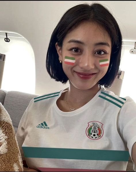 Jihyo con la camisa de la selección mexicana Twice Random, Kpop Mexico, Dara Kpop, Twice Jihyo, Japanese Pop, Meme Stickers, Kpop Funny, Kpop Memes, Eminem