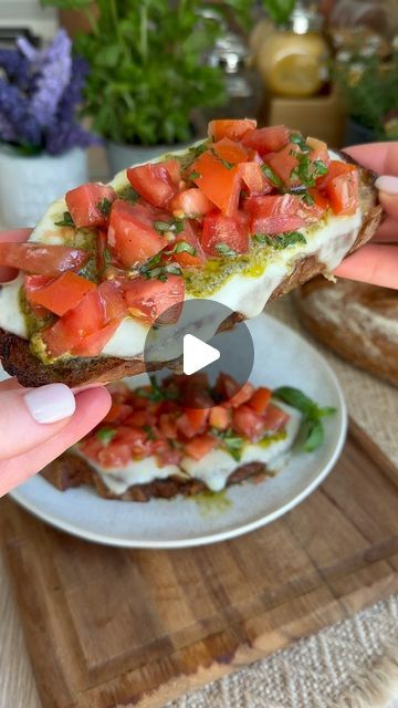 Casiana Constantin I Food & More on Instagram: "TOAST CU MOZZARELLA, PESTO ȘI ROȘII - un mic dejun rapid, ușor și delicios. Dacă mereu te întrebi ce să mai pregătești la micul dejun, salvează postarea pentru momentele lipsite de inspirație. 🙃

✨Ingrediente:

- felii de pâine
- mozzarella
- roșii 
- busuioc verde
- usturoi
- pesto
- sare,piper,ulei de măsline

Modul de preparare se vede în video. 

Ce spui, ai încerca acest mic dejun? Dacă da, sper din suflet să îți placă. 

Poftă bună!

#retete #retetesimple #reteterapide #reteteusoare #reteteculinare #mancare #mancaredelicioasa #micdejun #cemancamazi #breakfastidea #breakfastrecipe #mancaresanatoasa #retetesanatoase"