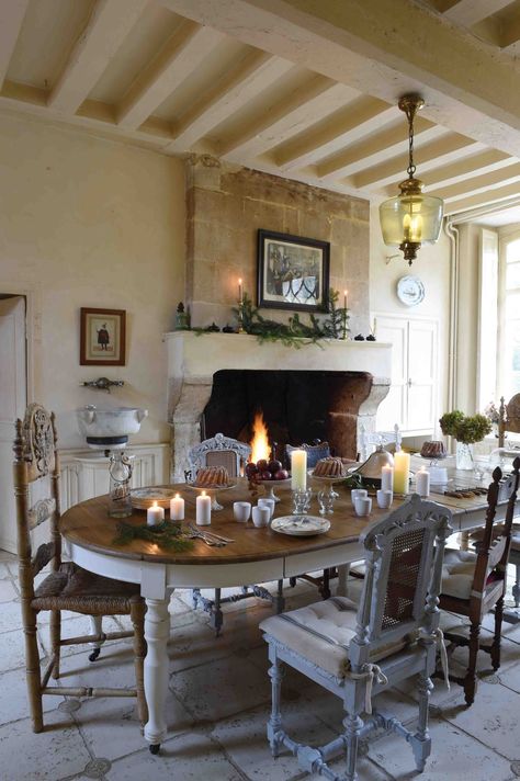 Une déco de Noël classique chic ! - Maisons de Campagne Painted Table, Table Style, Table And Chairs, Dream House, Cottage