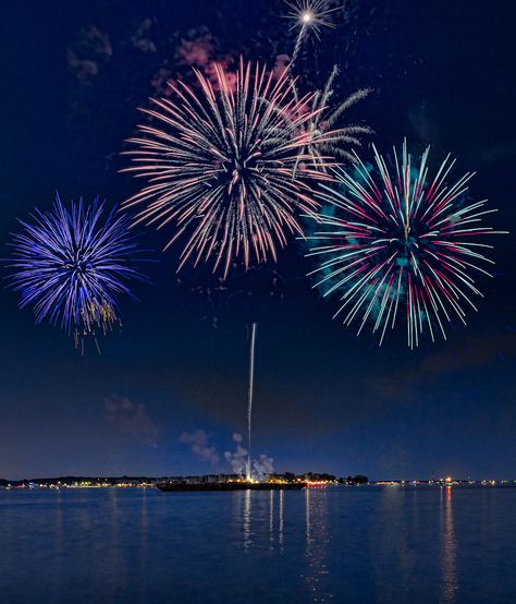 Fireworks at the Eastern Yacht Club in Baltimore MD. Fireworks In The Sky, Fireworks Photography, Amoled Wallpapers, Apple Logo Wallpaper Iphone, Night Sky Wallpaper, Apple Logo Wallpaper, Lake Landscape, Gandalf, Night Scene