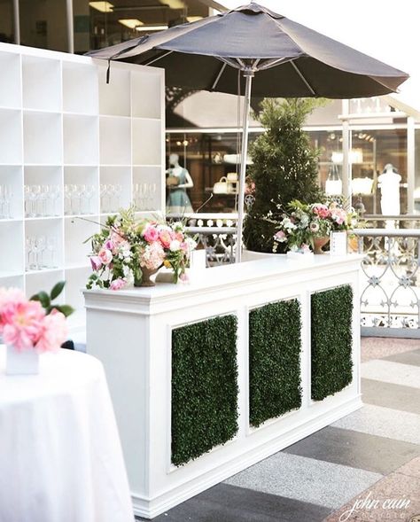 Hampton Bar with Boxwood Inserts | Event Decor Rentals in Dallas Texas | White Bar Backyard Wedding Bar, Corporate Events Decoration, Event Bar, Cocktails Bar, White Bar, Diy Event, Bar Set Up, Party Bars, Diy Bar