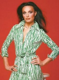 Diane von Fürstenberg wearing her wrap dress on the cover of Newsweek in 1976. A cultural milestone. Prep women don't own many dresses, but they own the wrap. It looks good on everyone, comes in many patterns, and travels well. Nordstrom sells a silk model for $180. Diane Von Furstenberg 70s, Wrap Dress Dvf, Diane Von Furstenberg Wrap Dress, Style Année 70, Dvf Wrap Dress, Famous Dress, Elsa Schiaparelli, Diane Von Furstenberg Dress, Iconic Dresses