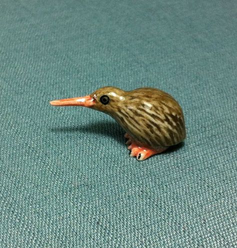 Kiwi Bird, Cute Miniature, Sculptures Céramiques, Animal Cute, Ceramic Animals, Clay Art Projects, Cute Clay, Ceramics Pottery, Polymer Clay Projects