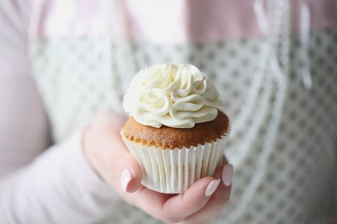 Fluffy Vanilla Frosting, Russian Decorating Tips, Best Icing Recipe, How To Make Ruffles, Gluten Free Cupcakes Vanilla, Cupcake Piping, Russian Piping Tips, Fondant Flower Cake, Passion For Baking