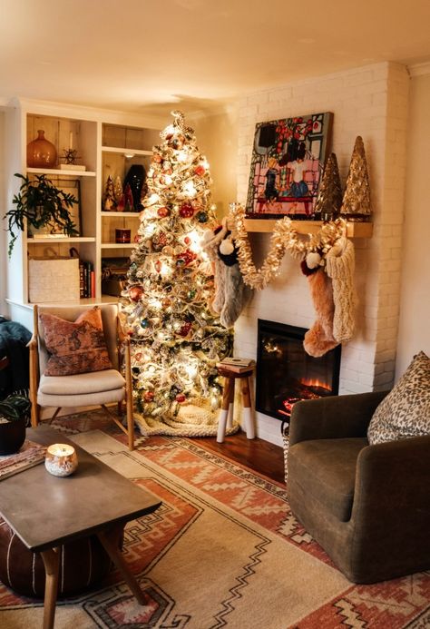 Christmas Tree Small Living Room, Small Apartment Christmas Tree, Christmas Tree Inspiration Modern, Vintage Inspired Christmas Tree, Eclectic Christmas, Living Room Christmas, Christmas Apartment, Vintage Inspired Christmas, Christmas Decorations Living Room