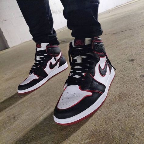 Air Jordan 1 Bloodline, Jordan 1 Bloodline, Men Streetwear Outfits, Jordan 1 Red, Jordans Retro, Fly Air, Sneakers Jordan, New Nike Air Force, Nike Shoes Jordans