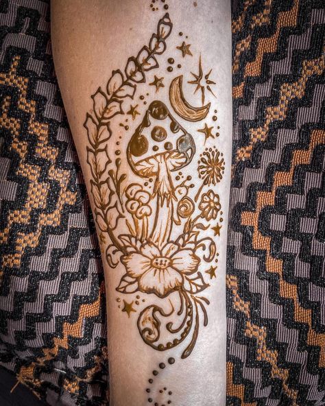 Creative Henna Ideas, Quick Henna Designs Simple, Henna Cartoon Design, Different Henna Designs, Mushroom Henna Tattoo, Henna Tatoos Ideas Arm, Rib Henna Tattoo, Cool Henna Tattoos Simple, Sunflower Henna Design