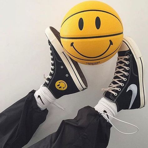 Vanessarico0 Converse X Nike, Grunge Converse, Highsnobiety Fashion, Catty Noir, Aesthetic Outfits Men, Hype Shoes, Sneakers Addict, Chuck Taylor Sneakers, Smiley Face