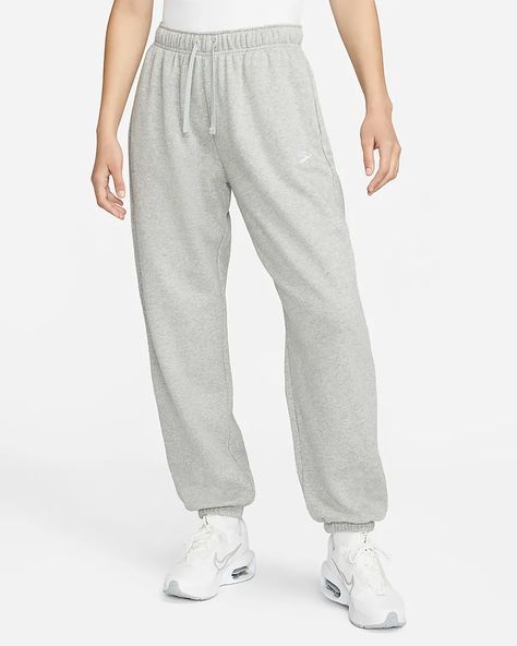 Nike Sportswear Club Fleece Women's Mid-Rise Oversized Sweatpants. Nike.com Nike Grey Sweatpants, Jogging Nike, Grey Nike Sweatpants, Sweatpants Nike, Oversized Sweatpants, Nike Sportswear Club Fleece, Fitness Style, Nike Sweats, Nike Fleece