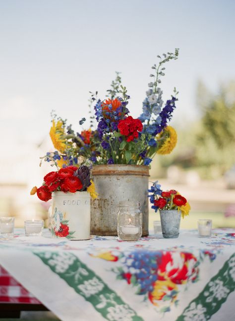 vintage tins as containers Colorful Centerpieces, Flowers And Candles, Picnic Theme, Sweet Pea Flowers, Picnic Decorations, Vintage Picnic, Picnic Wedding, Invitations Diy, Decoration Birthday