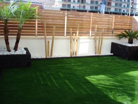 Combinación de bambú con césped artificial y bolo blanco : Balcones y terrazas de estilo moderno de dbambu Ideas Terraza, Backyard Garden Layout, Backyard Garden Landscape, Budget Garden, Small Backyard Gardens, Large Backyard, Big Garden, Dry Creek, Low Maintenance Garden