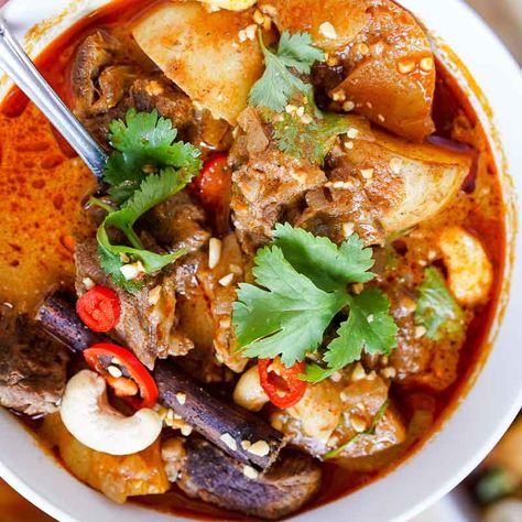 Slow Cooker Massaman Curry Beef, Massaman Curry Slow Cooker, Curry Slow Cooker, Beef Massaman, Beef Massaman Curry, Frozen Beef, Asian Rice, Massaman Curry, Beef Curry