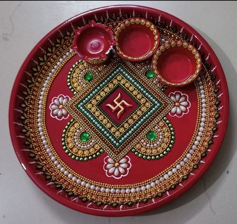 Aarthi Thali Decoration, Lippan Art Pooja Thali, Kanku Pagla Plate Decoration, Diwali Pooja Thali Decoration, Diya Plate Decoration Ideas, Pooja Plate Decoration, Thali Decoration Ideas Indian Weddings, Aarti Thali Decoration Ideas For Wedding, Diwali Thali Decoration