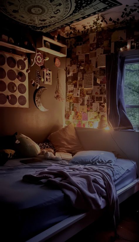 Cozy Childhood Hideaway Aesthetic, Cozy Childhood Hideaway, Cozy Rooms, Cozy Spaces, Cosy Room, Cold Room, Old Room, Comfy Couch, Cozy Room