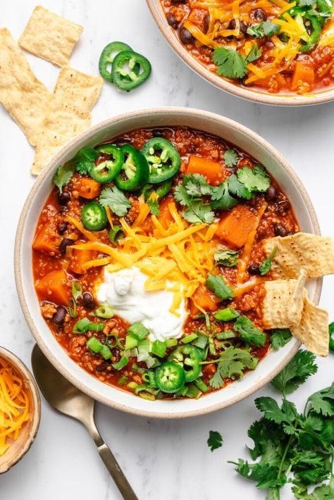 Turkey Butternut Squash Chili, Turkey Butternut Squash, Quinoa Chili Recipe, Squash Chili, Butternut Squash Chili, Black Bean Chicken, Quinoa Chili, Slow Cooker Turkey, Healthy Slow Cooker