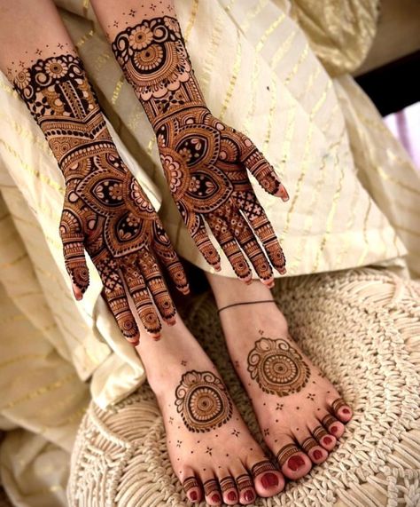 Bridal Mehendi For Small Hands, Designer Lehenga Unique Latest, Bridal Sister Mehndi Design, Mehandhi Designs Bridal, Engagement Mehndi Designs For Bride, Semi Bridal Mehendi Design, Roka Mehendi, Mehndi Designs For Brides, Bridal Mehendi Designs Wedding