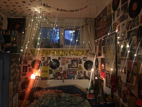 Punk Bedroom Aesthetic, Grunge Bedrooms, Metalhead Room, Witchcore Bedroom, Polaroid Room, Messy Room Aesthetic, Punk Bedroom, Grunge Room Ideas, Space Punk