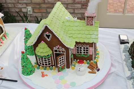 green roof gingerbread house Gingerbread Chalet, Gingerbread House Pictures, Gingerbread Castle, Cool Gingerbread Houses, Gingerbread House Designs, Felt House, Cookie House, Gingerbread House Decorations, Gingerbread Decorations