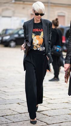 Rock And Roll Business Style, Winter Outfits Rocker Chic, Band Tee Street Style, Rock T Shirts Outfit, Punk Chic Fashion Classy, Tee With Blazer Outfit, Punk Fashion Over 40, Kate Lanphear 2022, Rocker Work Outfits Women