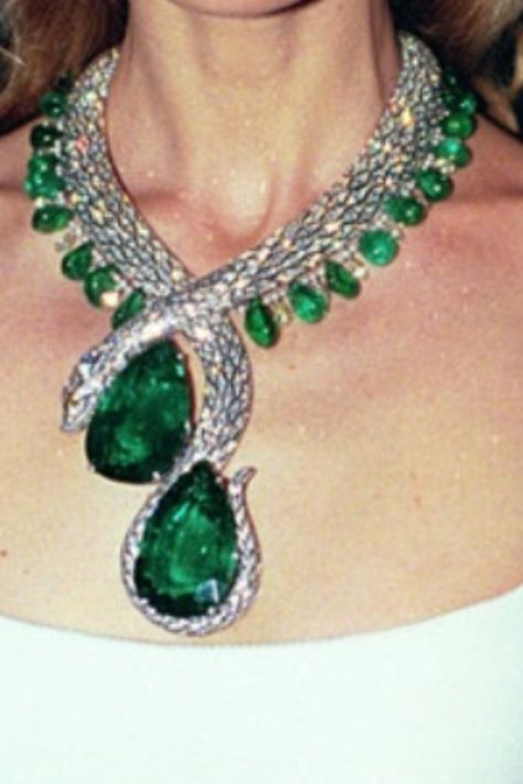 Cartier Snake Necklace -  моя любовь навеки :) Expensive Necklaces, Neck Pieces Jewelry, Exotic Jewelry, Cartier Panthere, Sparkle Necklace, Diamond Jewel, Snake Necklace, Dope Jewelry, Royal Jewels