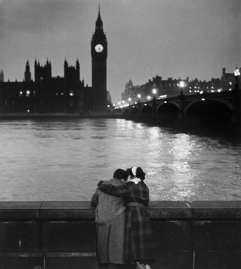 Lovers of London, 1952 photo: Thurston Hopkins Couple Noir, Westminster Bridge, London Aesthetic, Romantic Photos, London Town, London Bridge, Old London, London Love, Vintage London