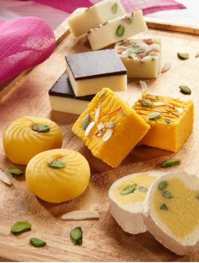 Diwali Desserts, Pakistani Sweets, Sweets Photography, Tasty Sweets, Mithai Boxes, Gujarati Cuisine, Indian Food Photography, Diwali Pooja, Asian Wallpaper