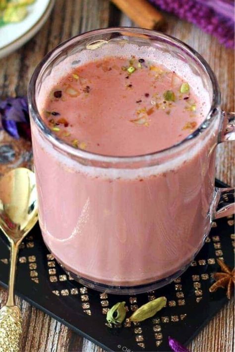 Kashmiri Chai, Gobi Recipes, Aloo Gobi, Chai Recipe, Cardamom Powder, Pink Tea, Fresh Milk, Tea Recipes, Tea Leaves