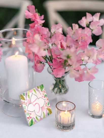 Tables With Flowers, Sweet Pea Wedding Flowers, Floral Centerpiece Ideas, Garden Dinner Party, Sweet Pea Bouquet, Garden Dinner, Dinner Party Wedding, Low Centerpieces, Tiny White Flowers