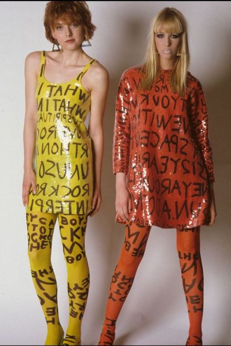 Graffiti In Fashion, Graffiti Textiles, Graffiti Clothes, Graffiti Dress, 90s Fashion For Women, Graffiti Fashion, Stephen Sprouse, Fashion Decades, Pattern Outfits