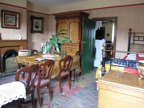 Victorian cottage parlour at Beamish Museum. #victorionparlour #victorianparlor #beamish #cottageparlour Victorian Cottage Interior, 1910s House Interior, 1910s House, Victorian Drawing Room, Edwardian Cottage, Beamish Museum, Victorian Parlour, Victorian Dolls House, 1910 House