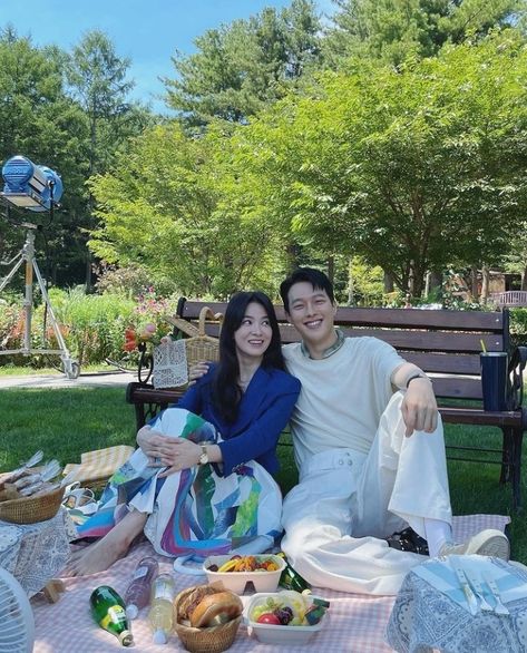 Rich Couple, Hye Kyo, Couples Vibe, Song Hye Kyo, Breaking Up, Ulzzang Couple, Movie Couples, Korean Actress, Drama Movies