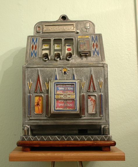 Tura Bell one arm bandit from 1930s. by antigavin, via Flickr Vintage Slot Machines, Penny Arcade, Gambling Machines, Pinball Machines, Slot Machines, Arcade Machine, Money Talks, Casino Slots, Slot Machine