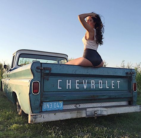 Classic Car Photoshoot, Foto Cowgirl, Western Photoshoot, Western Photo, Bouidor Photography, Car Poses, Cars Girls, Pick Up Truck, Beer Poster