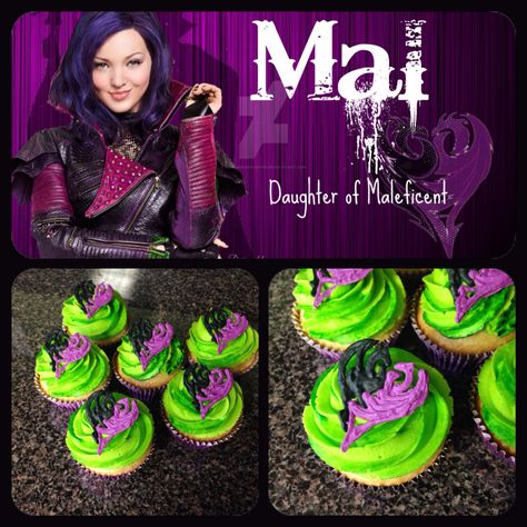 Descendants Mal cupcakes Descendants Birthday Party, Descendants Cake, Descendants Party Ideas Birthdays, Disney Villain Party, Disney Descendants Party, Descendants Mal, Villains Party, Descendants Party, 9th Birthday Parties