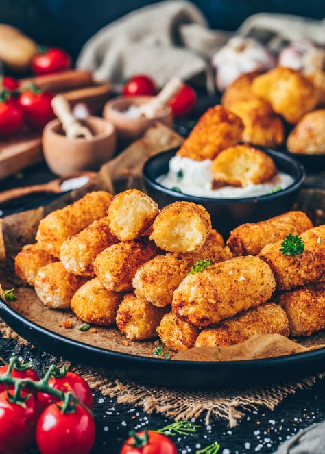 Vegan Potato Croquettes (Easy, Gluten-free) Veg Croquettes, Vegan Croquettes, Potato Croquette Recipe, Vegan Catering, Vegan Apps, Vegan Dumplings, Potato Appetizers, Croquettes Recipe, Potato Croquettes