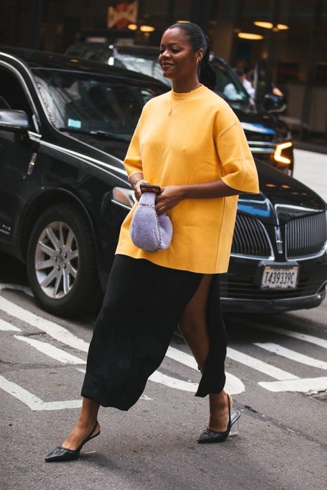 Gallery Outfit, Street Style Black Women, Nyfw 2023, Nyfw Street Style, Looks Street Style, Carrie Bradshaw, Black Women Fashion, Casual Chic Outfit, Modest Outfits