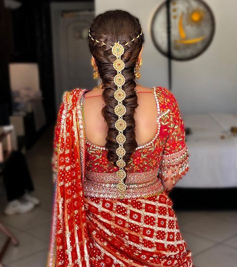 Indian Bridal Braid Hairstyles With Hair Accessories Check more at https://www.k4fashion.com/indian-bridal-braid-hairstyles/ Bride Braid Hairstyle, Braid With Accessories, Indian Bridal Braid, Hairstyles With Hair Accessories, North Indian Bride, Bride Braid, Bridal Braid, Desi Jewelry, Curly Hair Accessories