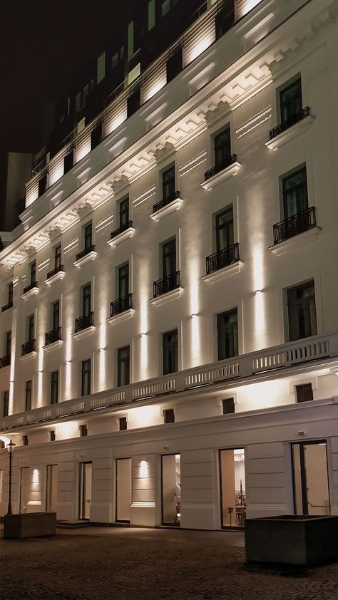 The project of renovating an old building in the historic centre of Bucharest, in order for it to become a new luxury hotel in the famous Hilton chain, also involved an overhaul of the internal and external lighting by LuceDomotica. Featured products by L&L: Geko 6.1, Ella OUT 2.0, and Kocca 1.1 wall-mounted fixtures, Siri 2.0 projectors. Commercial Building Outdoor Lighting, Luxury Hotel Exterior, Historical Building Renovation, Vertical Lighting, Lighting Building, Internal Staircase, Building Lighting, External Design, Classic Facade