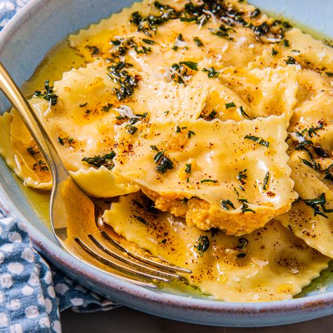 Butternut Squash Recipes Easy, Squash Ravioli, Easy Butternut Squash, Spring Pasta, Butternut Squash Ravioli, Butternut Squash Pasta, Squash Pasta, Homemade Ravioli, Ravioli Recipe