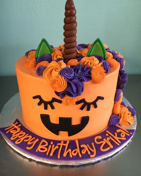 In the weeks leading up to Halloween, in which your body begins turning into one giant candy bar, there are plenty of themed treats to be eaten and enjoyed. Pumpkin Unicorn, Lemon And Coconut Cake, Halloween Birthday Cakes, Savory Cakes, Halloween Cake Decorating, Bolo Minnie, Crumble Cake, Halloween Baking, Salty Cake