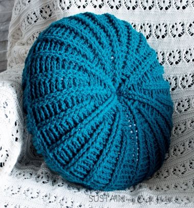 Changing up your throw pillows is a great way to update your living room look. We are really into crocheted home decors and this DIY Sand dollar crochet pillow is one of our recent favorite! It's fun, because a project is done in a few hours, looks cool and feels oh so cozy ! ... Crochet Pillow Pattern Free, C2c Heart, Sherpa Pillow, Pillow Cover Crochet Pattern, Crochet Pillow Patterns Free, Owl Crochet, Throw Pillow Pattern, Pillow Covers Pattern, Diy Pillow Covers