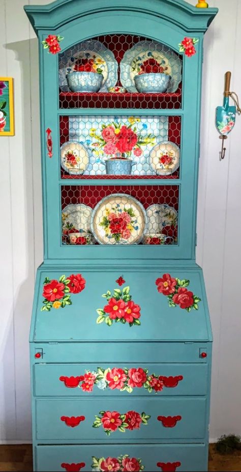 Pioneer woman hutch Pioneer Woman Kitchenware, Pioneer Woman Dishes, Pioneer Woman Kitchen Decor, Hutch Decor, Pioneer Woman Kitchen, Casa Vintage, Chic Kitchen, Country House Decor, Kitchen Collection