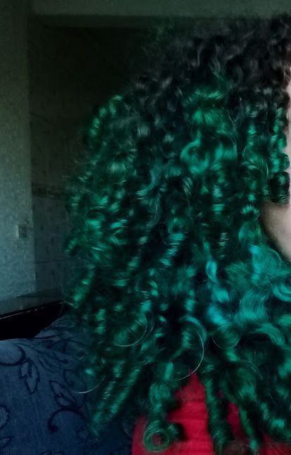 Green Hair Color Made Easy Beautiful Ideas for Newbies Viridian Green Hair, Emerald Green Curly Hair, Pastel Purple Curly Hair, Neon Curly Hair, Best Colors For Curly Hair, Dark Green Hair Curly, Neon Hair Dye, Colourful Curly Hair, Dyed Hair Wavy